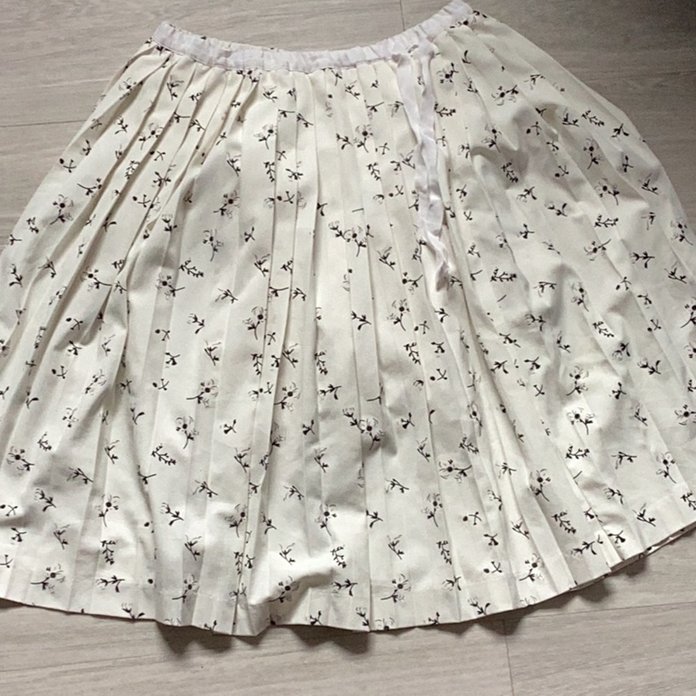 Cream and black pleated Skirt